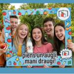 bērni ar fotorāmīti